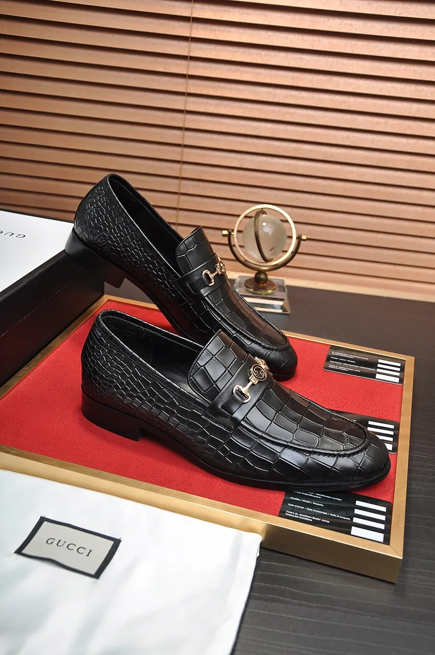 Men's shoes💰500💶Italy's top luxury men's shoe giant (GUCCI) (Gucci) (full cowhide lining) new arrival🍃Original European style🔰 Pleasant to the eye😍In order to make the shoes more durable and non-deformable🌀The production continues to follow traditional methods but there is still no lack of innovation💪Choose original sheepskin for the leather♻️ Smooth and natural And extra bright ⭐Made of imported cowhide, the first choice of rich people 38-45 (45 customized)